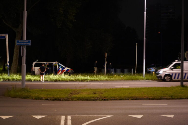 Dronken automobilist ramt hekwerk en palen Prins Alexanderlaan Rotterdam