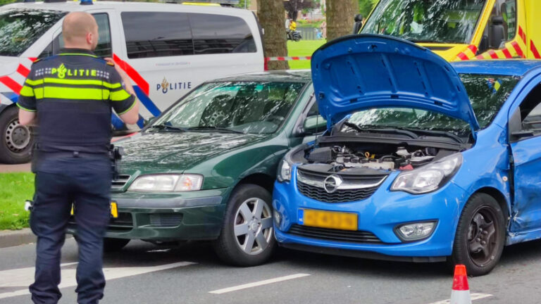 Meerdere auto’s betrokken bij ongeval Spinozaweg Rotterdam