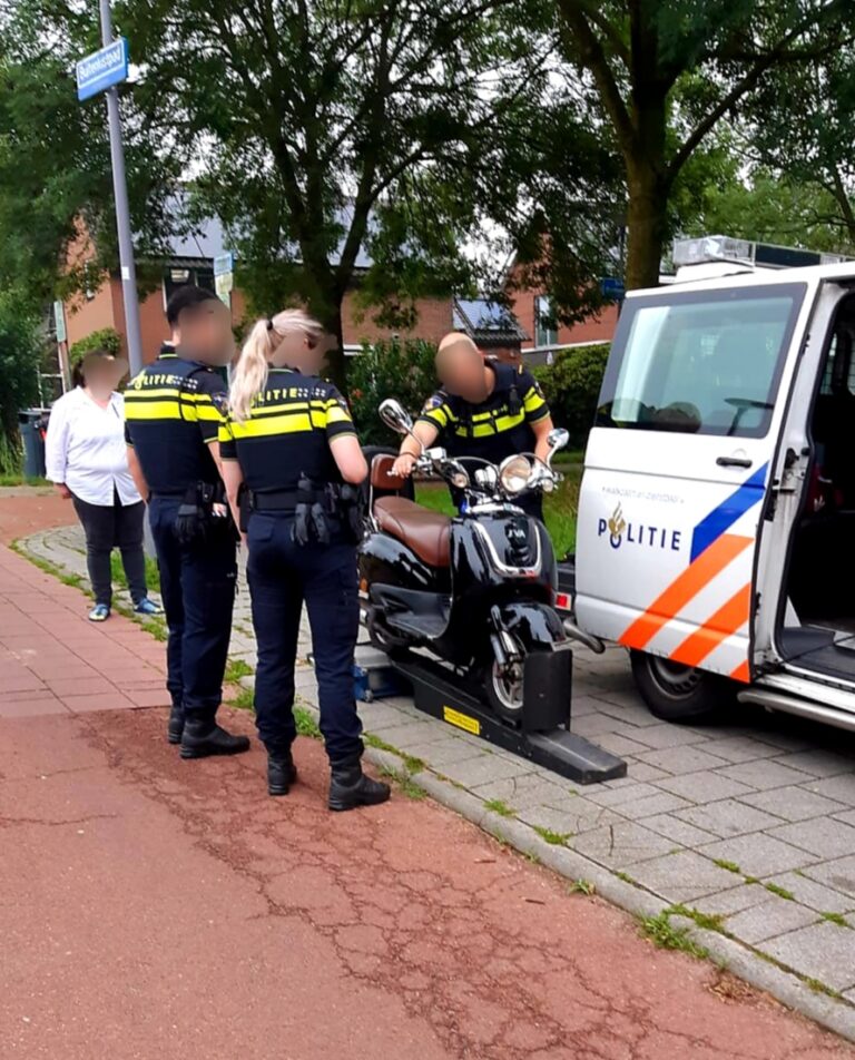 Politie schrijft 56 bekeuringen tijdens verkeerscontroles in Rotterdam Oost