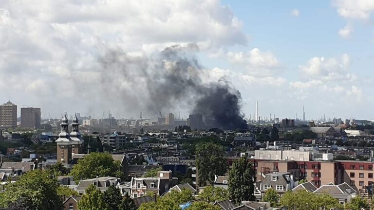 Zeer grote uitslaande woningbrand aan Ruilstraat in Rotterdam onder controle