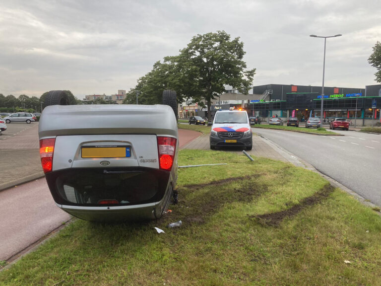 Auto ramt paaltje en komt op dak tot stilstand Zevenkampsering Rotterdam