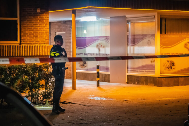 Man (50) zwaargewond na schietpartij; politie zoekt getuigen Leliënstein Rotterdam