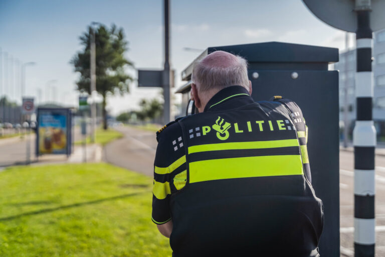 Automobilist raakt rijbewijs en auto kwijt na forse snelheidsovertreding A15 Rotterdam
