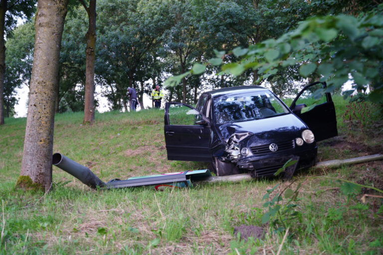 Automobilist raakt van de weg en rijdt lantaarnpaal omver in Nieuwerkerk a/d IJssel