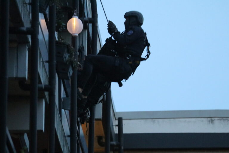 Arrestatieteam ingezet voor verward persoon in flat De Wingerd Gouda