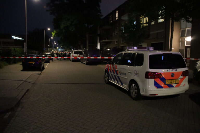 Dode in woning na vechtpartij, politie verricht twee aanhoudingen Jan Ligthartstraat Rotterdam (video)