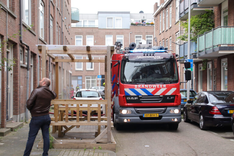 Flinke rookontwikkeling bij brand in spouwmuur Pimpernelstraat Rotterdam