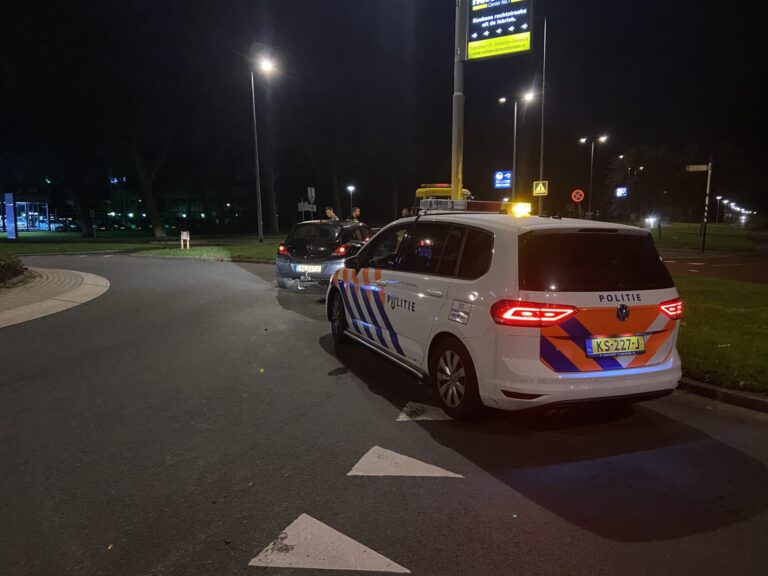 Auto rijdt door na ongeval President Rooseveltweg Rotterdam