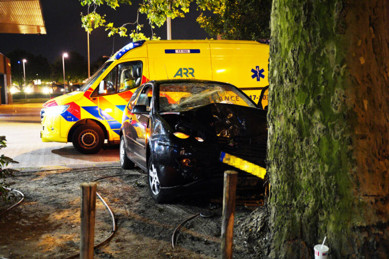 Automobilist crasht tegen boom na ruzie Galvanistraat Rotterdam