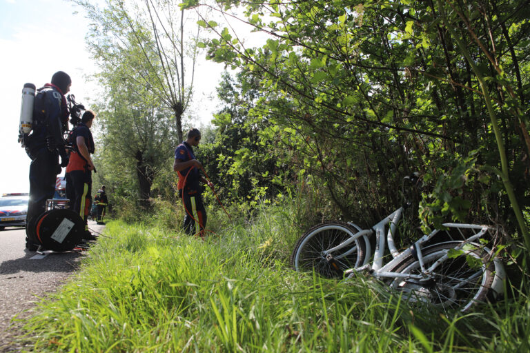 Voorbijganger slaat alarm na vinden kinderfiets bij een sloot Goudseweg Stolwijk