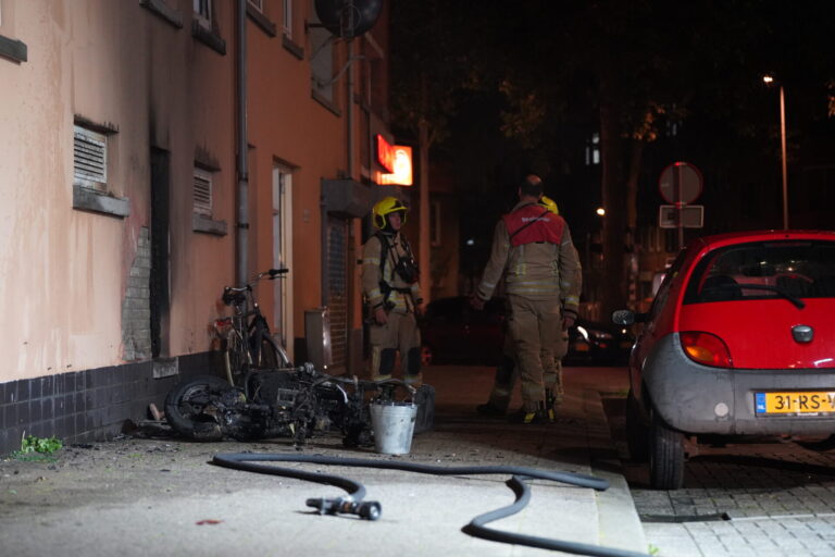 Brandende deelscooter veroorzaakt veel schade De Goede-Hoopstraat Rotterdam