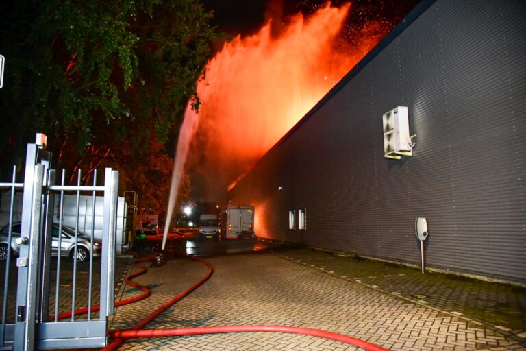 Zeer grote brand verwoest bedrijfspand Linschotenstraat Rotterdam