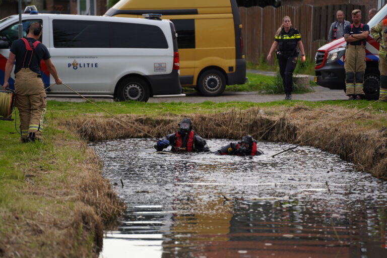 Brandweerduikers op zoek naar mogelijke drenkeling door gehoorde plons Ranonkelstraat Capelle aan den IJssel