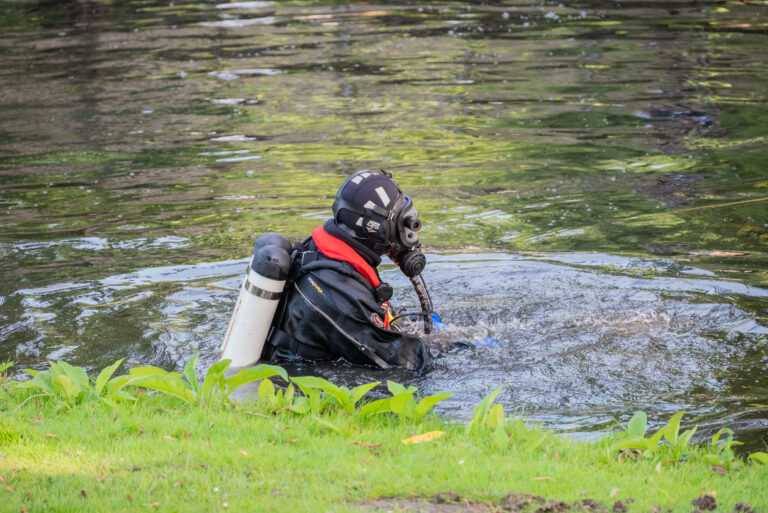 Brandweer doorzoekt sloot na vondst kinderkleding Meeuwenhoek Spijkenisse