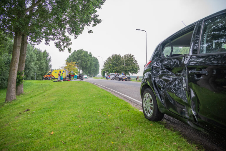 Veel schade bij aanrijding tussen auto en motor Stationsweg Zuidland