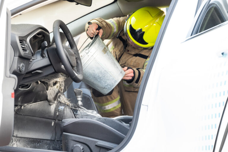 Eigenaar blust eigen nieuwe auto Burg. H van Geestlaan Zuidland