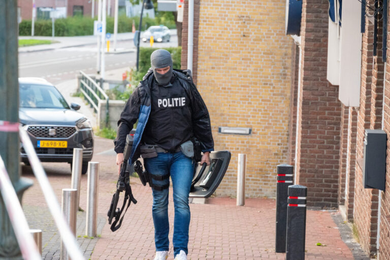 Arrestatieteam valt woning binnen na conflict met mogelijk vuurwapen Noordeinde Spijkenisse