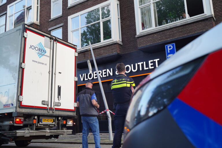 Lantaarnpaal beschadigd ruit van woning na aanrijding Heer Vrankestraat Rotterdam