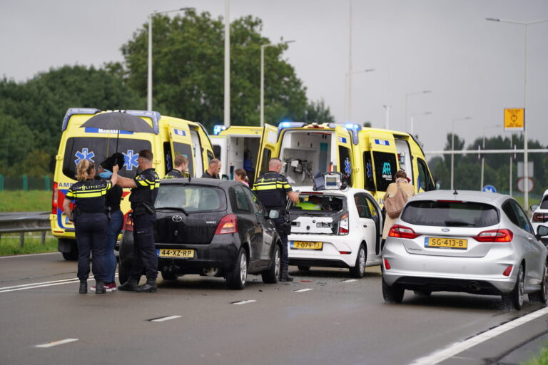 Drie gewonden na aanrijding Abram van Rijckevorselweg Capelle aan den IJssel