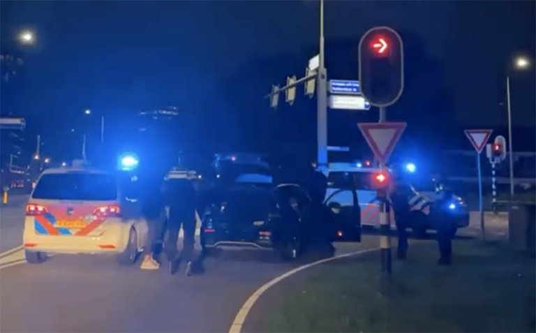 Auto klemgereden na achtervolging met politiehelikopter Kanaalweg Capelle aan den IJssel