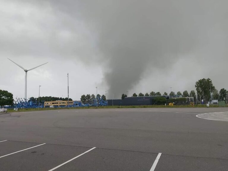 Zeer grote brand in loodsen Tuindersweg Vierpolders