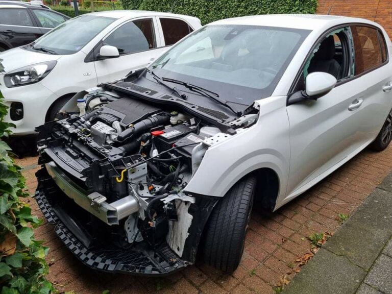Auto op bizarre wijze gestript in Rotterdam Nesselande