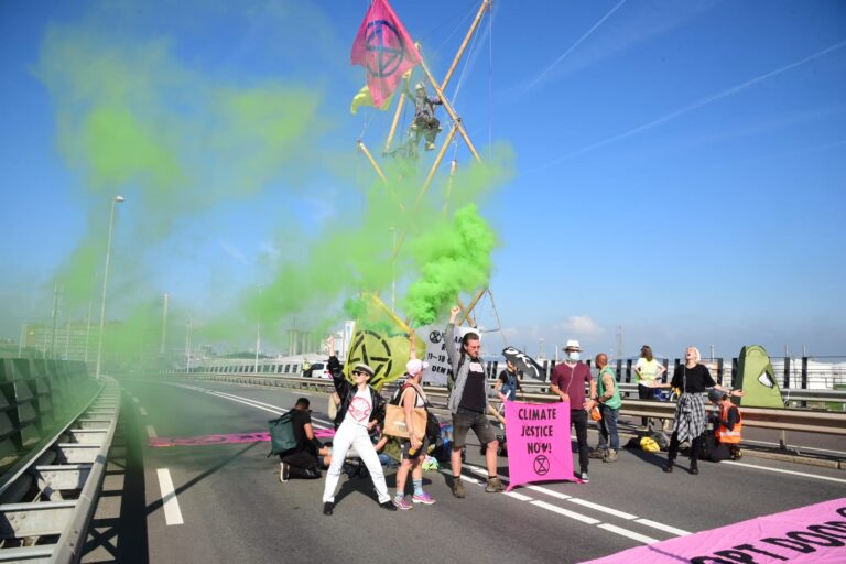 Activisten Extinction Rebellion aangehouden tijdens actie bij Shell Pernis