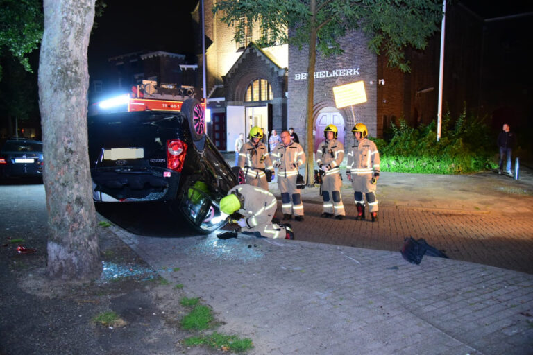 Auto slaat over de kop, man slaat ruit van politiebus in Boergoensevliet Rotterdam