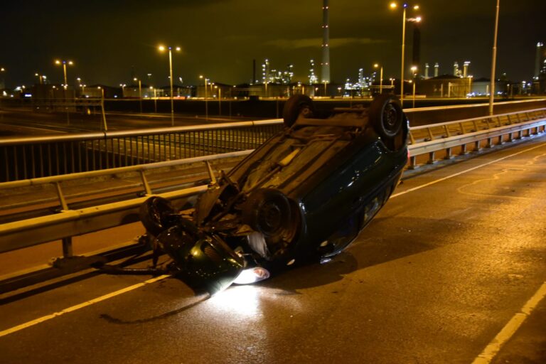 Auto op zijn kop na ongeval Gaderingviaduct Rotterdam Hoogvliet