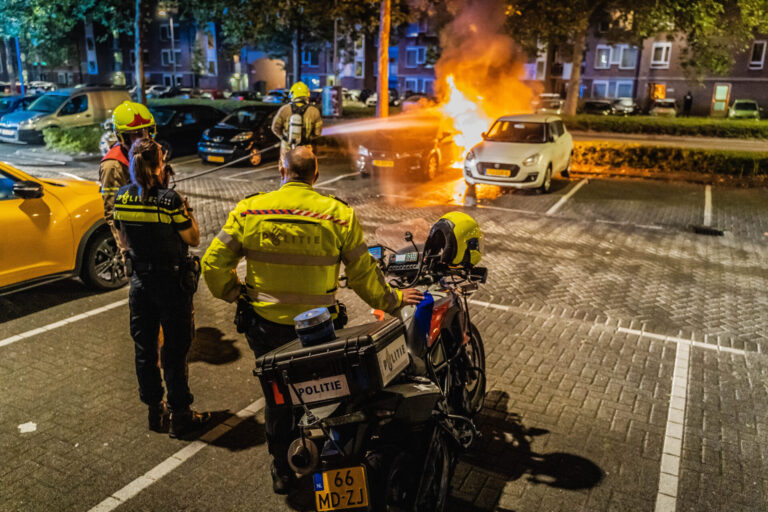 Auto in brand gestoken Schollevaartse Dreef Rotterdam