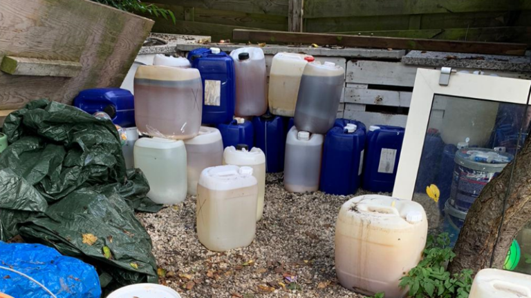 Chemicaliën aangetroffen in woning Oostvoorne; 27-jarige bewoonster aangehouden