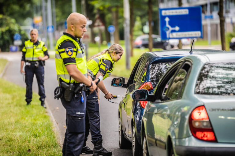 79 bekeuringen en man met vuurwapen in broeksband bij grote controle Rotterdam Ommoord