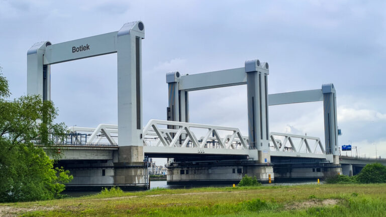Vrachtverkeer stond afgelopen nacht uren vast door storing Botlekbrug A15 Rotterdam