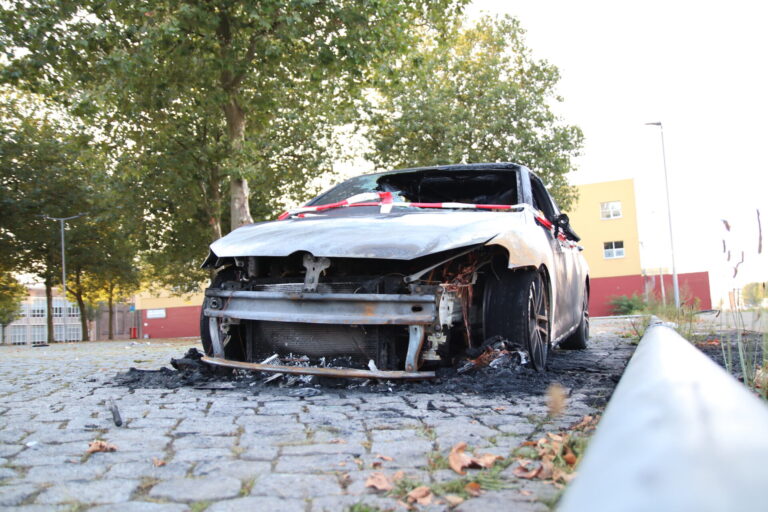 Auto uitgebrand Piekstraat Rotterdam