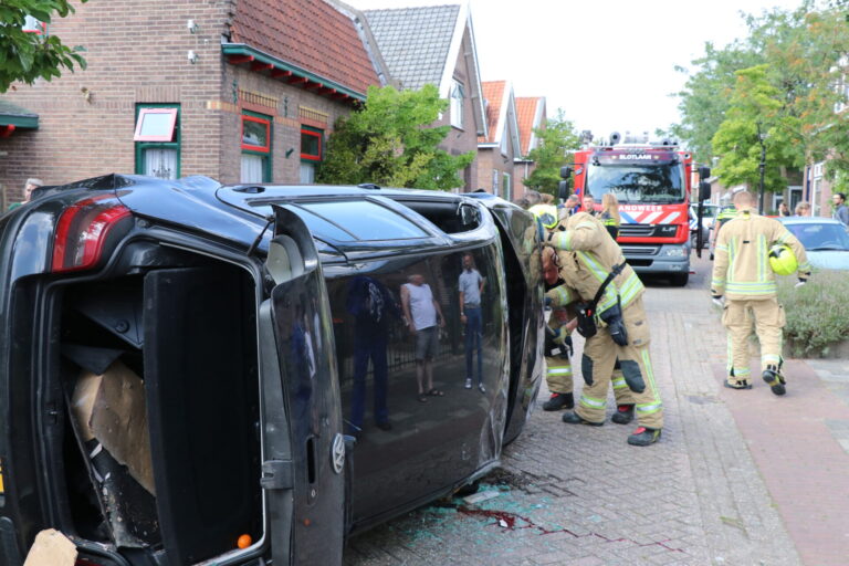 Auto botst op bloembak, twee gewonden Waalstraat Krimpen aan den IJssel