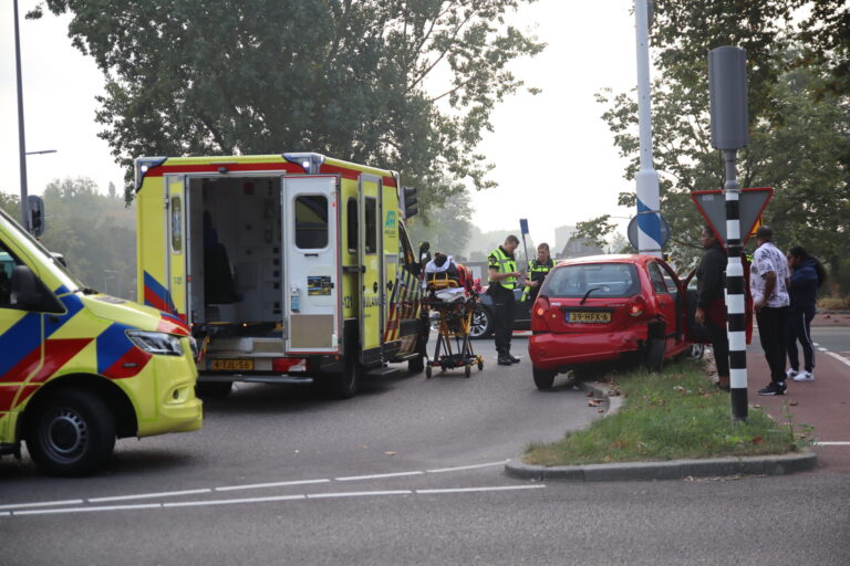 Twee gewonden na ongeluk Aveling Hoogvliet