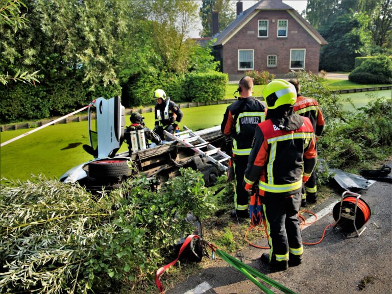 Automobilist raakt met bestelbus te water Nieuwdorperweg Reeuwijk