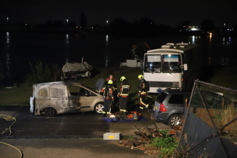 Auto verwoest door brand Opperduit Lekkerkerk