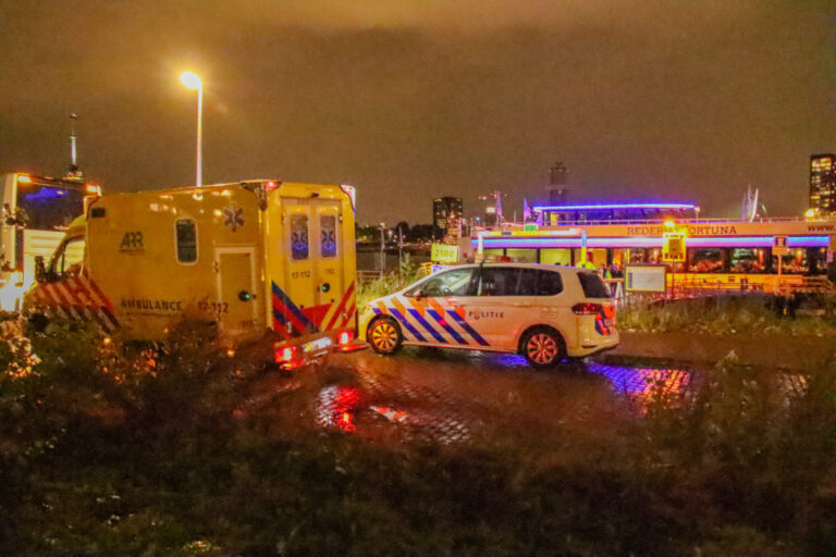 Toeriste valt in het water na rondvaart Ponserpad Rotterdam