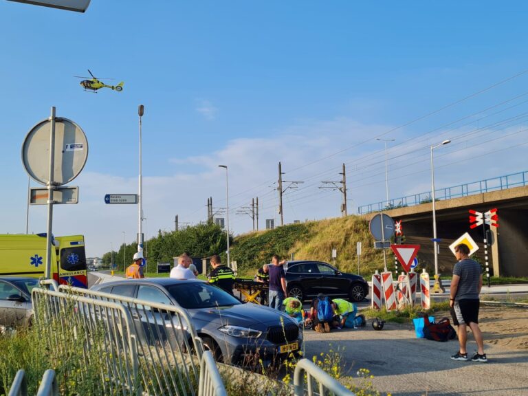Scooterrijder zwaargewond na botsing met auto Theemsweg Rotterdam Botlek