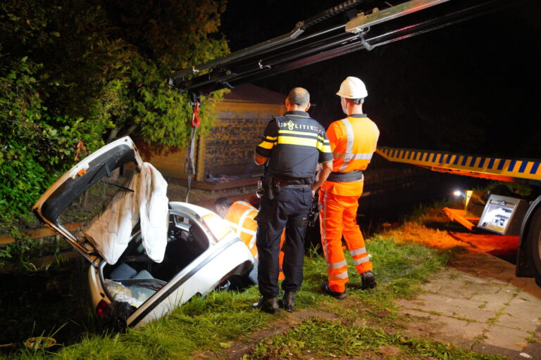 Auto te water, bestuurder op de vlucht Simone de Beauvoirstraat Rotterdam