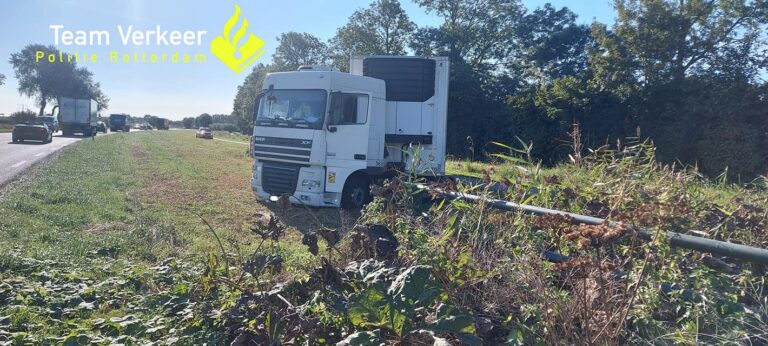 Vrachtwagenchauffeur uit Macedonië rijdt zichzelf muurvast op N217 in Hoeksche-Waard