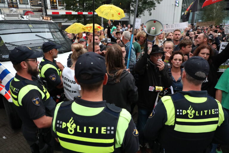 Ministerie van Justitie en Veiligheid afgesloten vanwege grote groep demonstranten