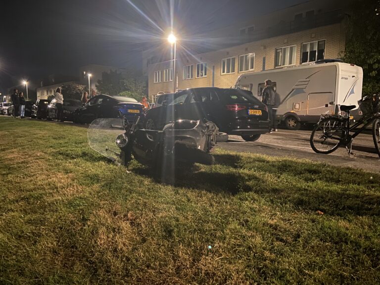 Dronken bestuurder botst met scooter op geparkeerde auto Dreessingel Rotterdam
