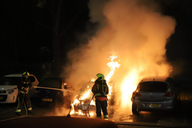 Drie auto’s beschadigd na brand in auto Han Hollanderweg Gouda