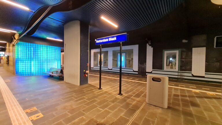Man in trein in gezicht gestoken Blaak Rotterdam