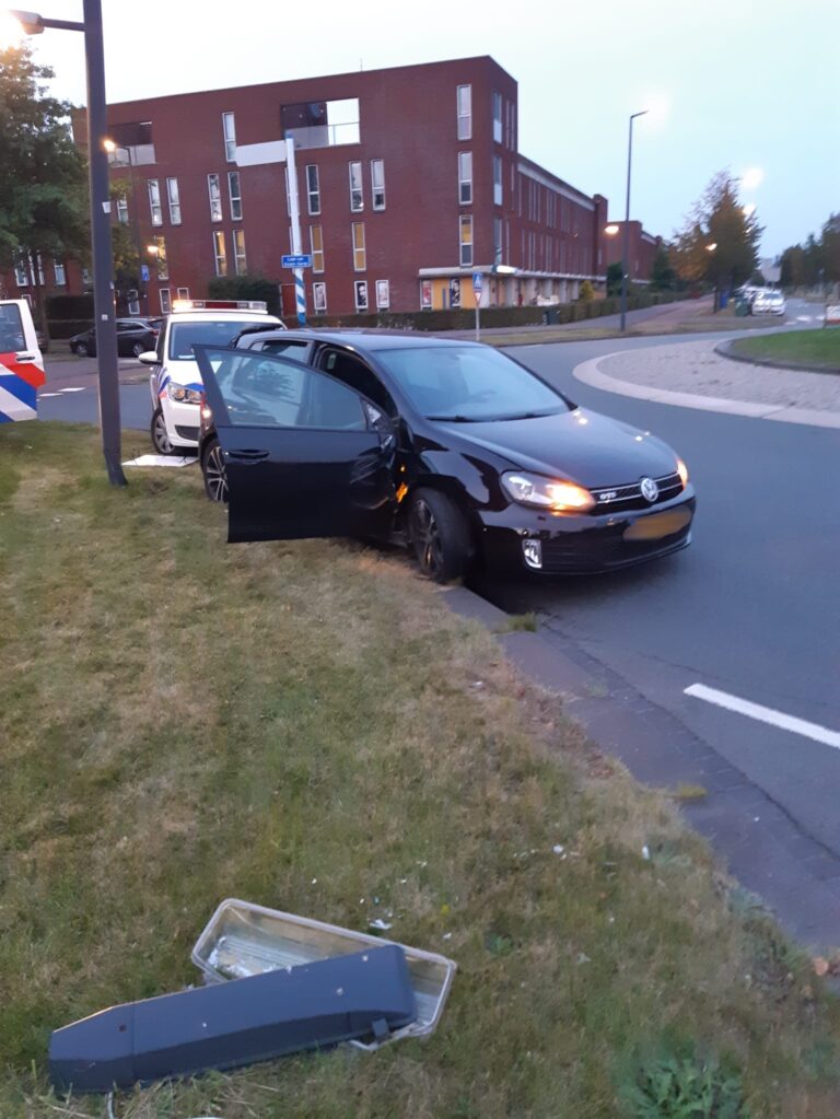 Automobilist veroorzaakt ongeluk, lachgas vermoedelijke oorzaak Laan van Avant-Garde Rotterdam