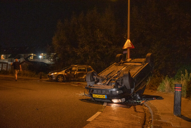 Inzittenden van auto vluchten na ongeval Schouw Spijkenisse