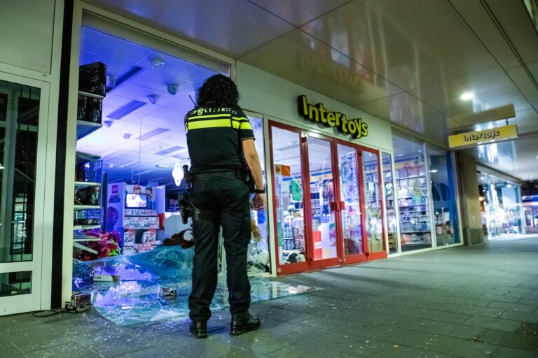 Pokémon en Lego producten buitgemaakt bij ramkraak speelgoedwinkel Intertoys in Voorburg