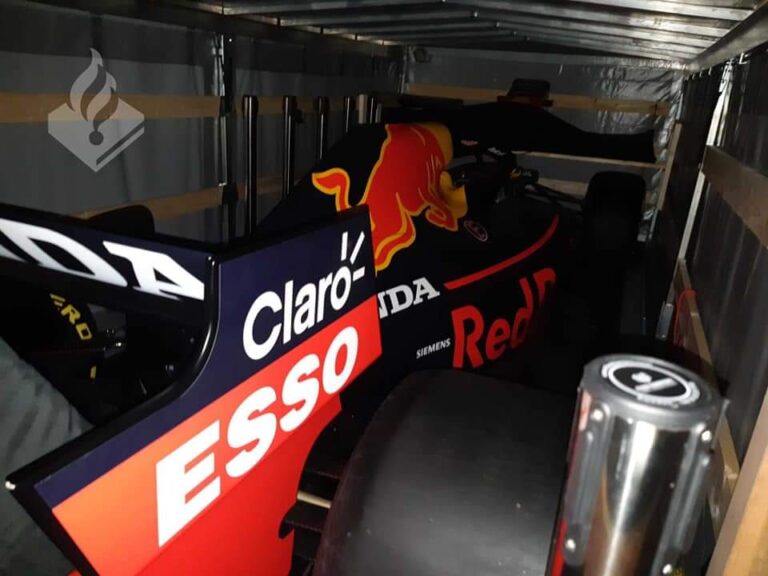 Politie stuit per toeval op Red Bull-bolides van Max Verstappen